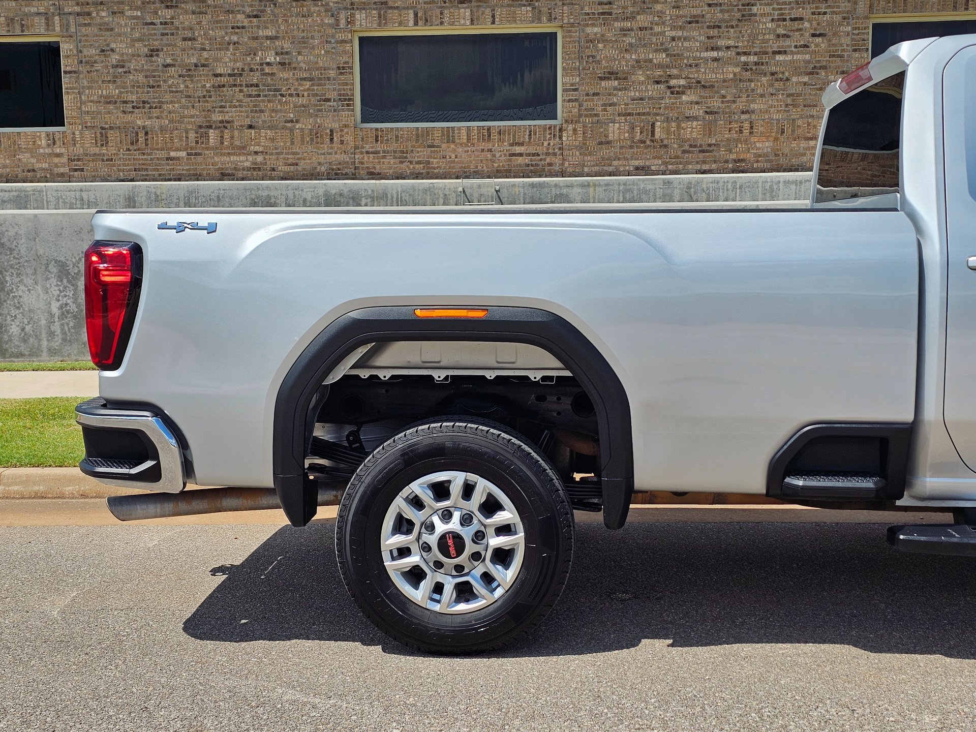 Used 2023 GMC Sierra 2500 SLE image 6