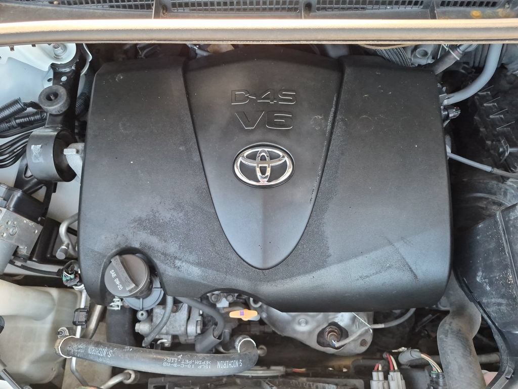 Used 2018 Toyota Sienna LE w/ Carpet Mat Package FWD image 11