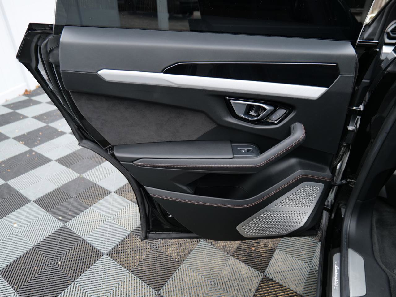 Used 2021 Lamborghini Urus AWD/4WD image 46