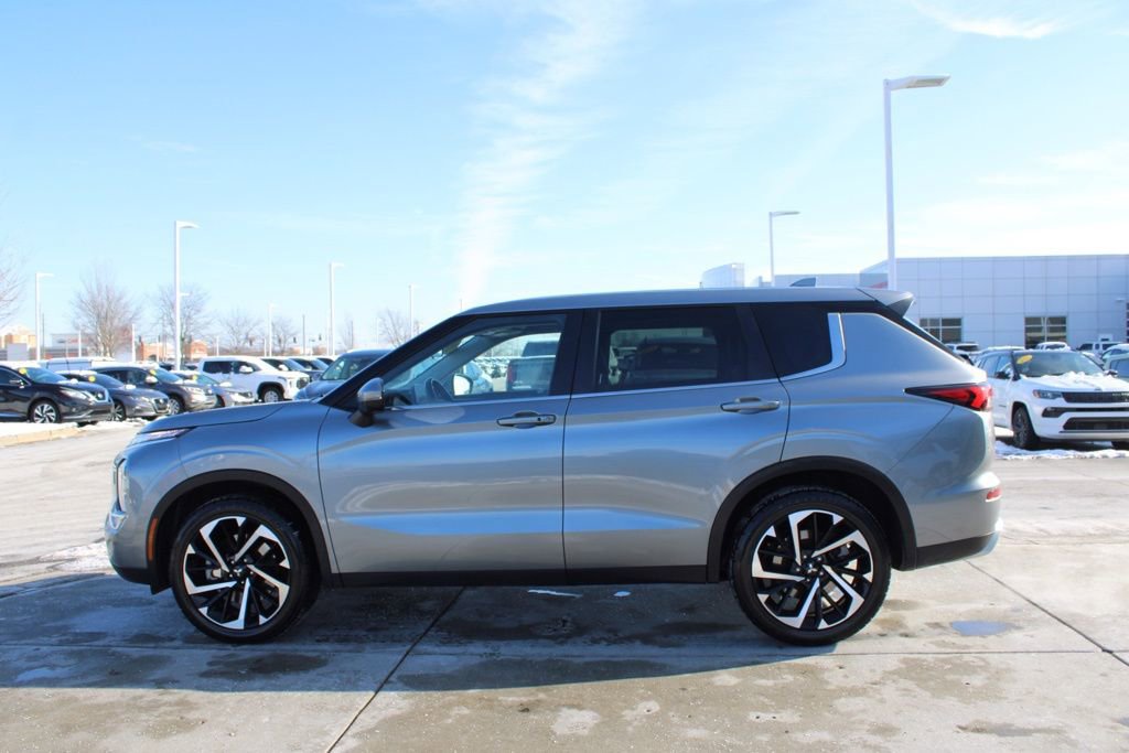 Used 2022 Mitsubishi Outlander SE image 4