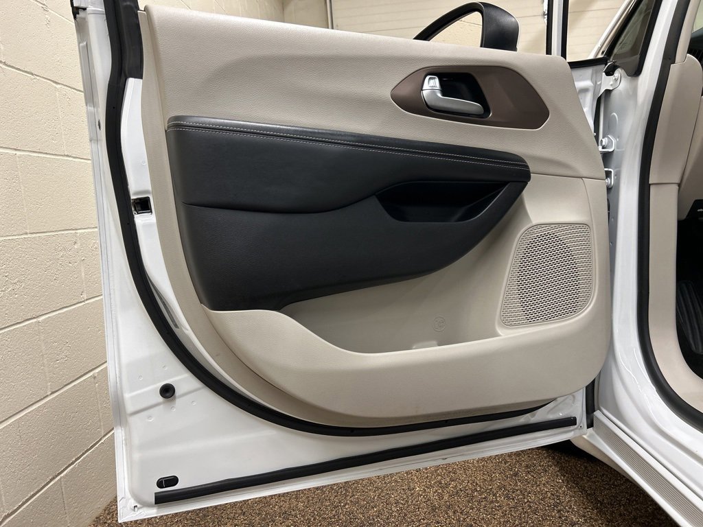 Used 2021 Chrysler Voyager Lxi image 13