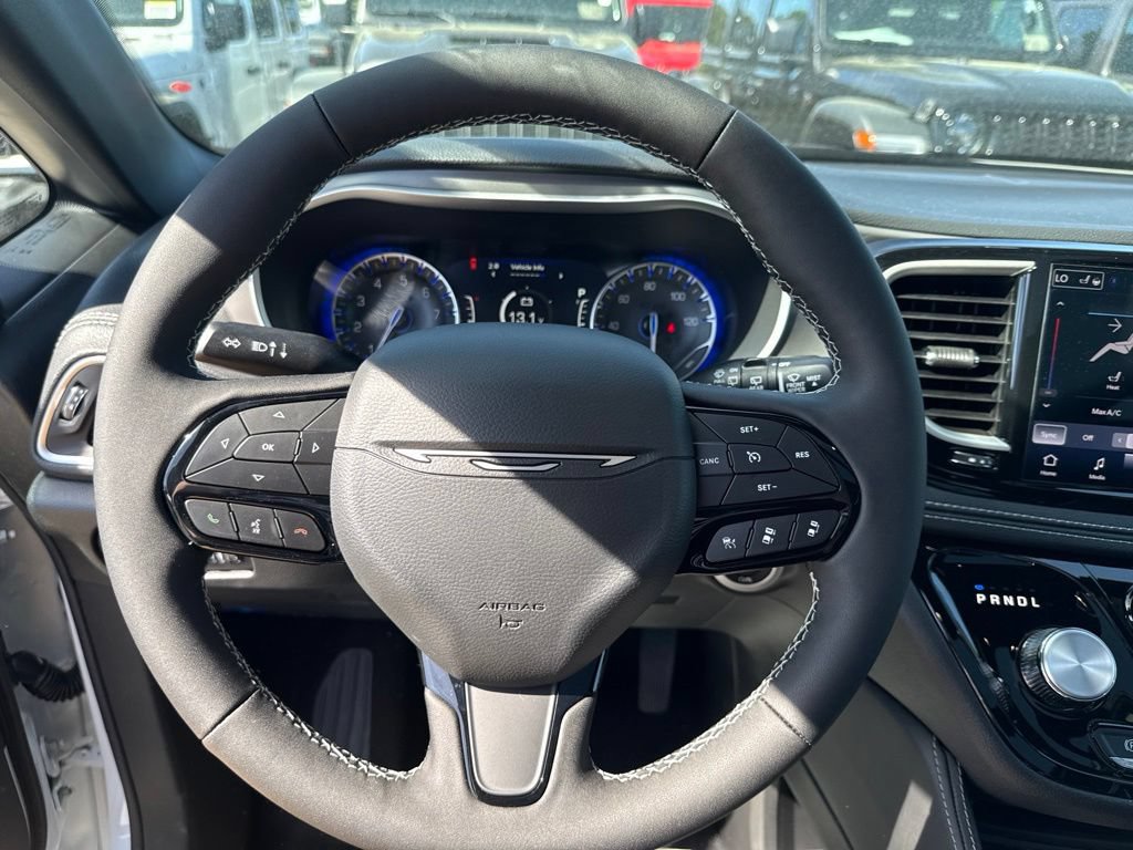 New 2027 Chrysler Pacifica Limited AWD/4WD image 10