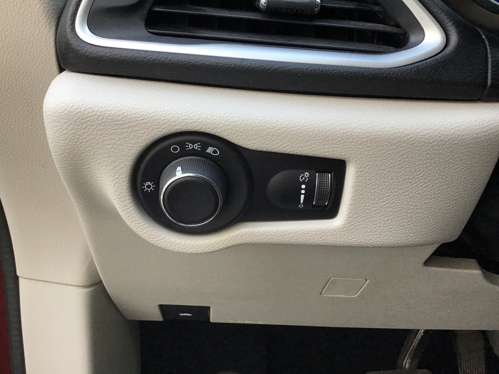 Used 2018 Chrysler Pacifica L FWD image 24