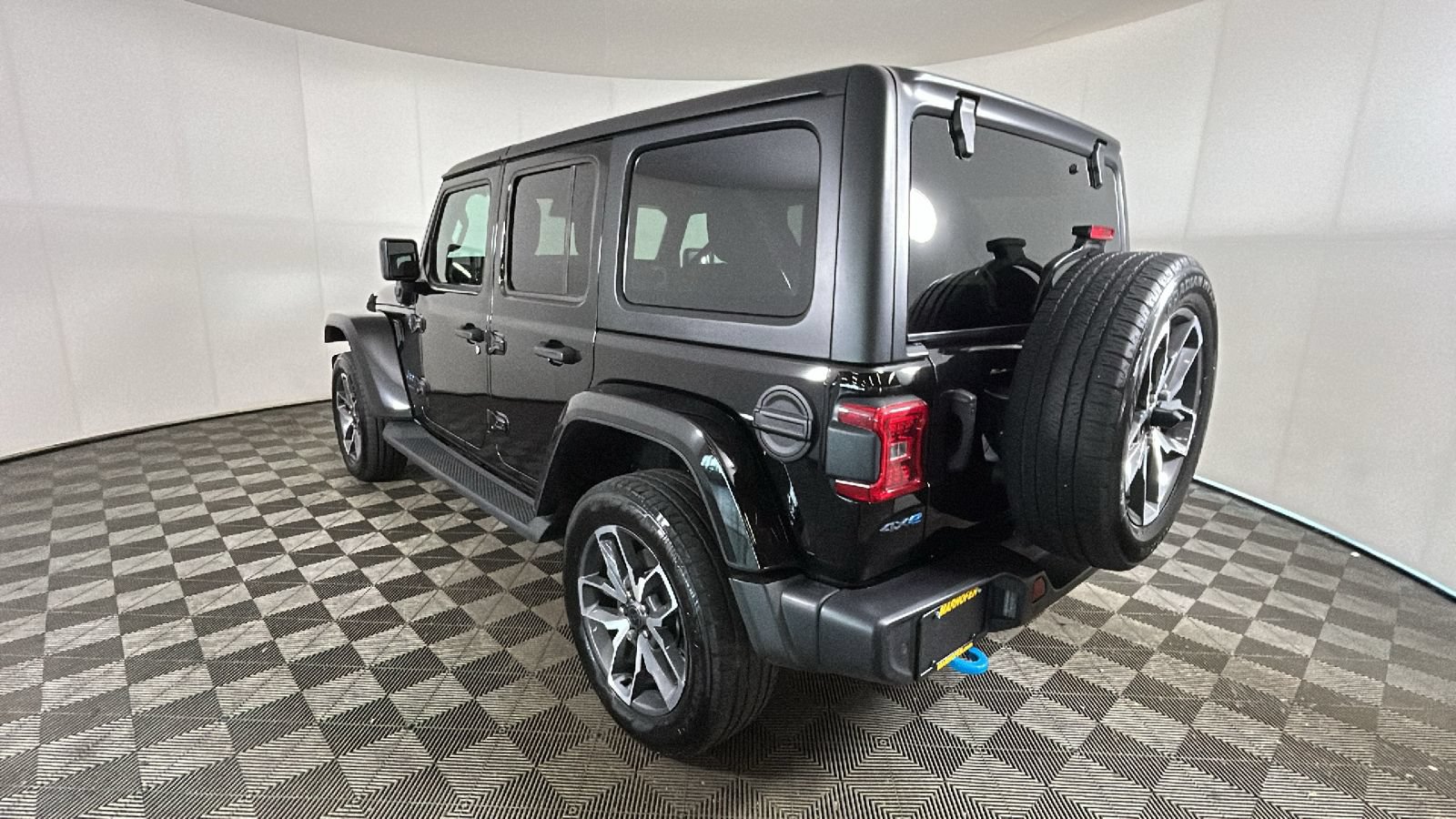 Used 2024 Jeep Wrangler Unlimited w/ Convenience Group AWD/4WD image 5