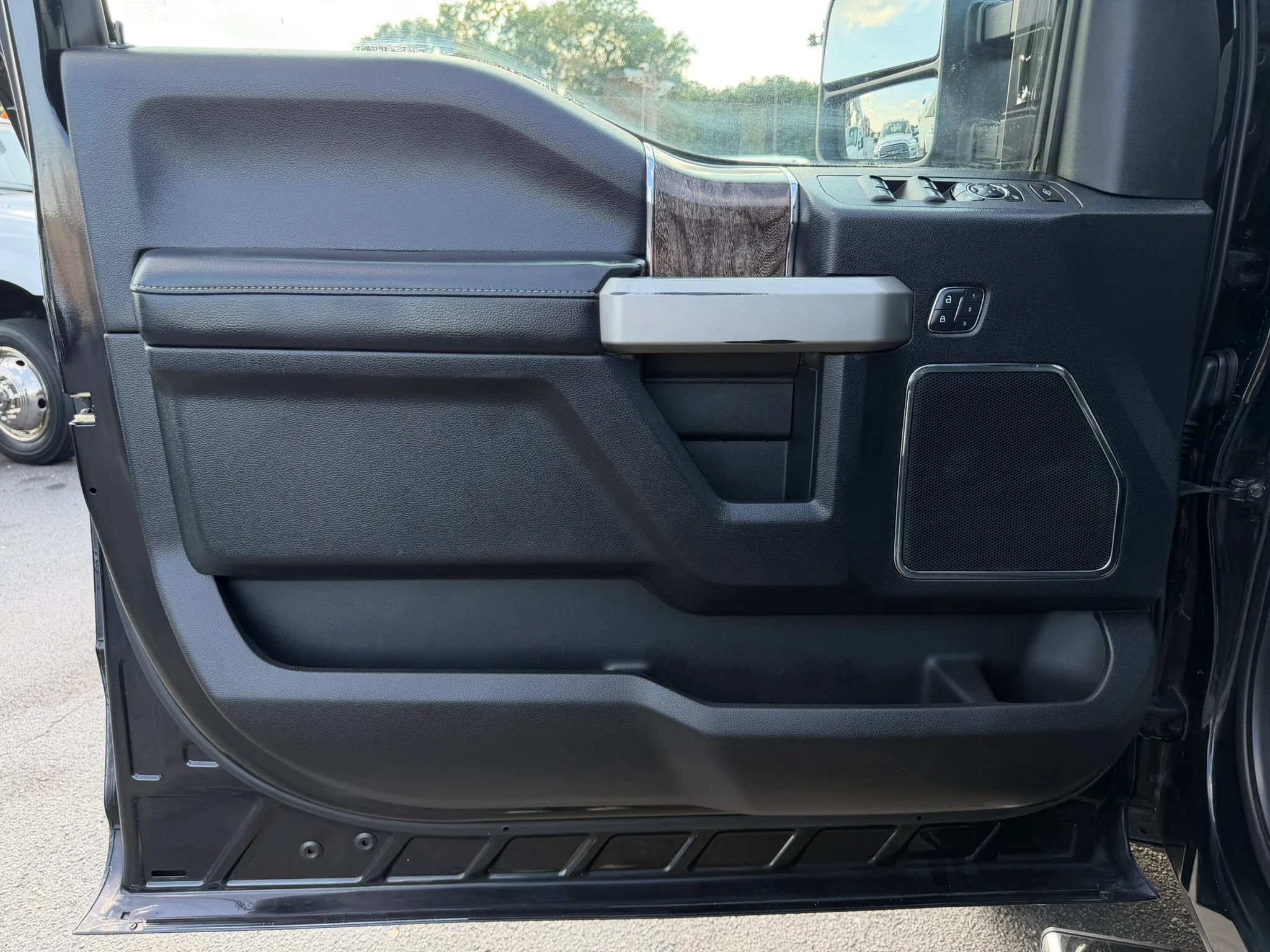Used 2017 Ford F450 Lariat w/ Lariat Ultimate Package AWD/4WD image 13