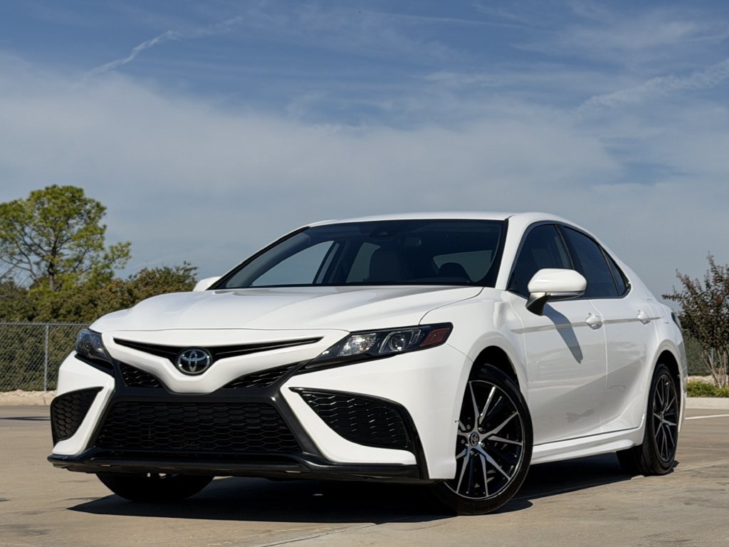 Used 2024 Toyota Camry SE FWD image 2