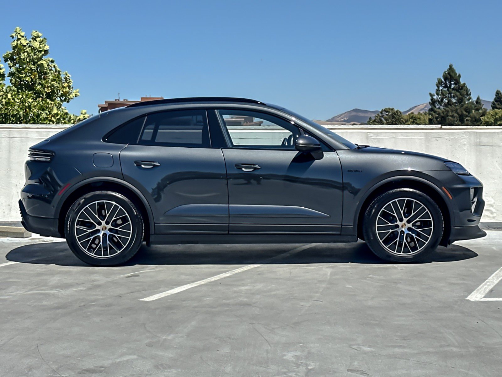 Certified 2025 Porsche Macan 4 Electric AWD/4WD image 9