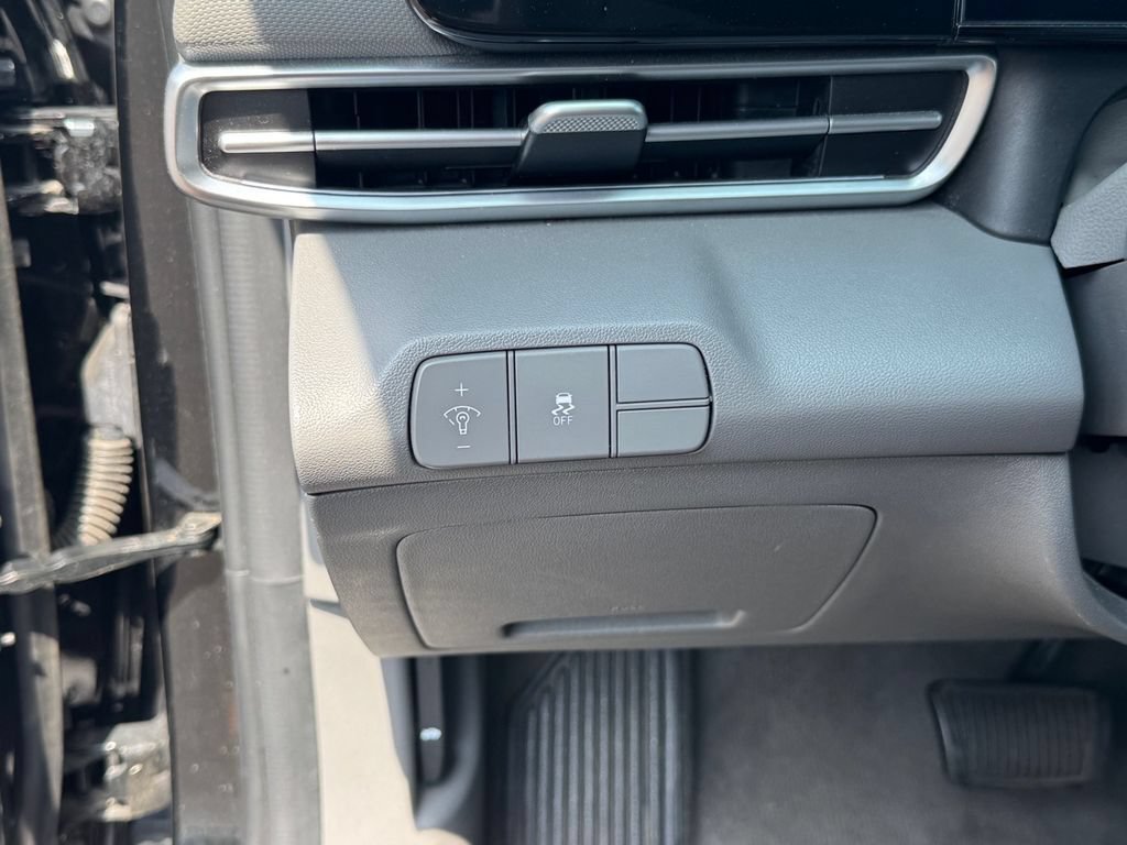 Used 2025 Hyundai Elantra SEL FWD image 24