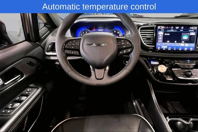 Used 2025 Chrysler Pacifica Limited FWD image 11