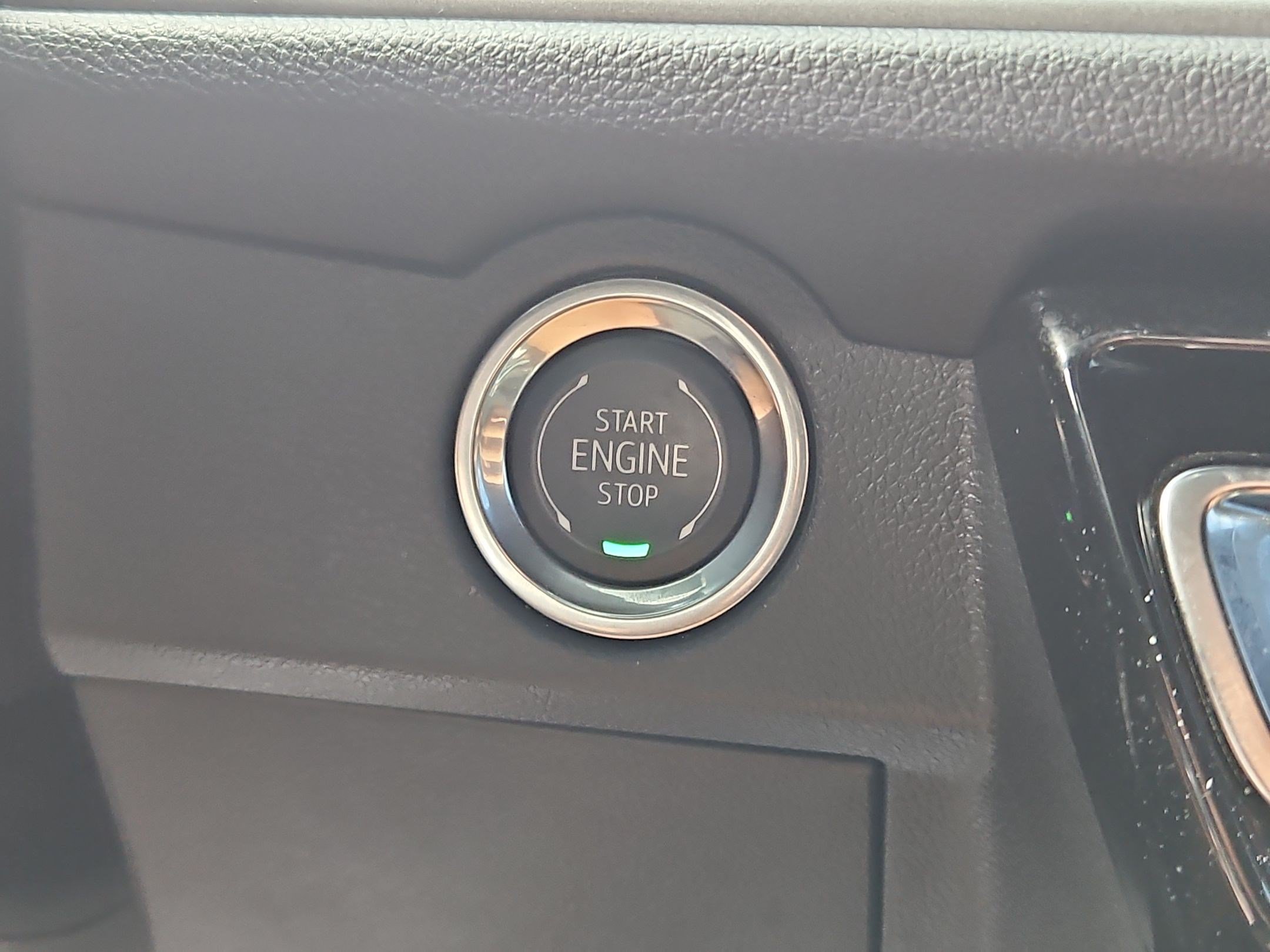 Used 2025 Chevrolet Traverse LT FWD image 17