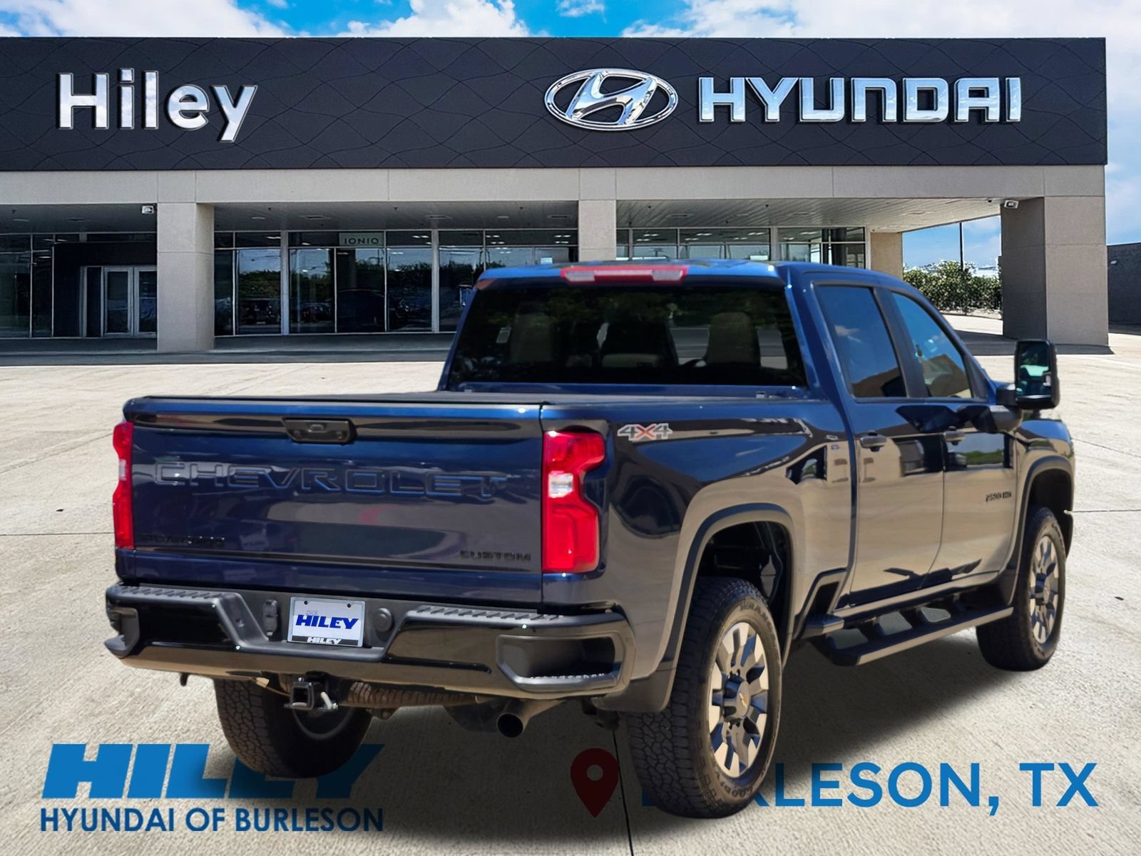Used 2021 Chevrolet Silverado 2500 Custom w/ Custom Value Package AWD/4WD image 4