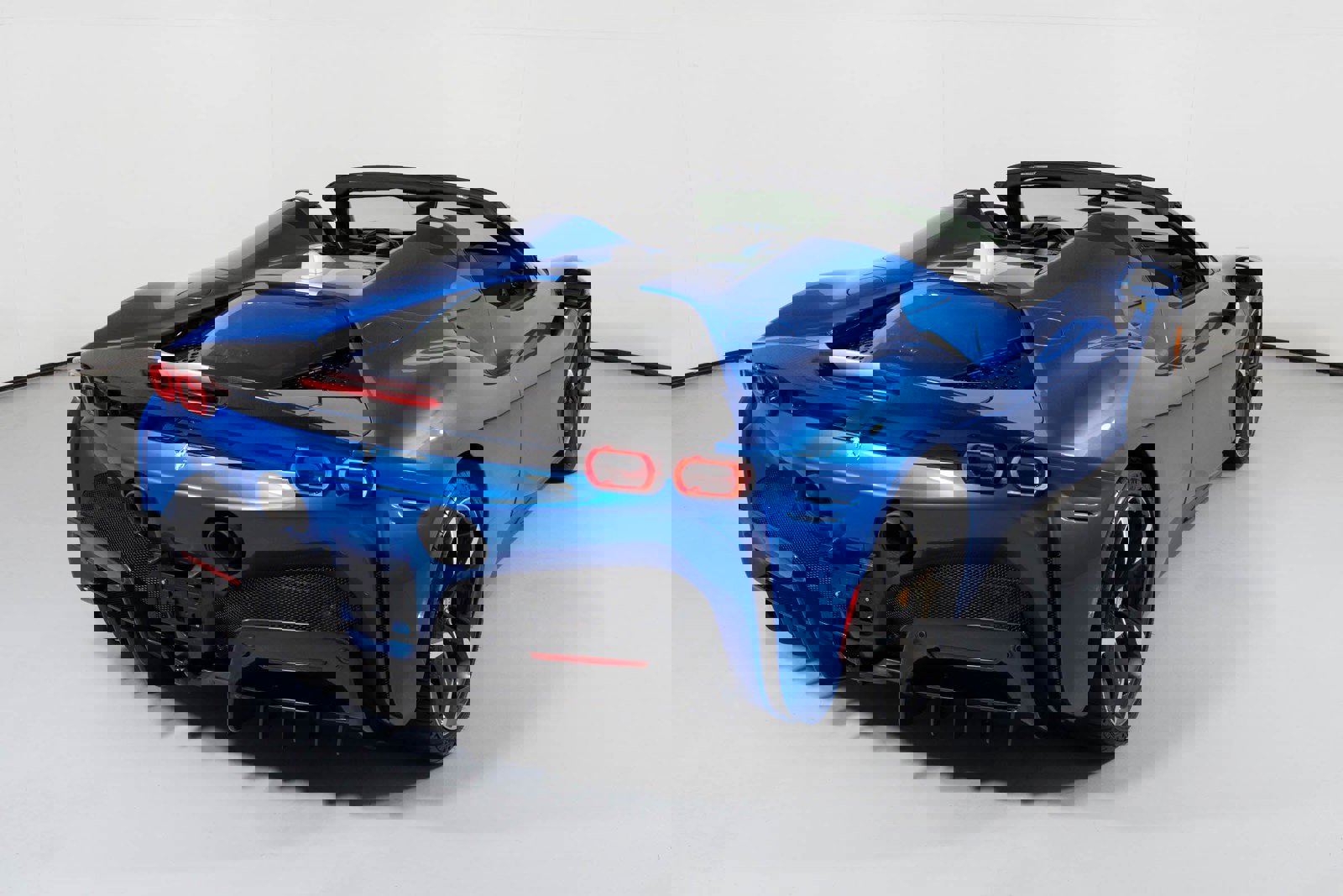 Used 2022 Ferrari SF90 Spider image 2