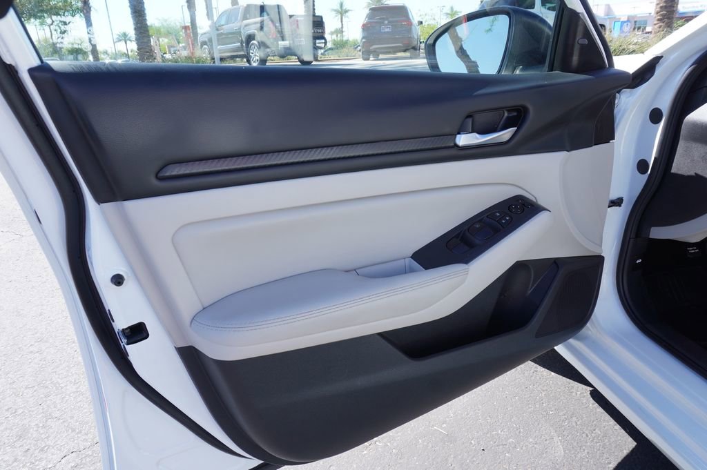 Certified 2025 Nissan Altima 2.5 SV FWD image 14