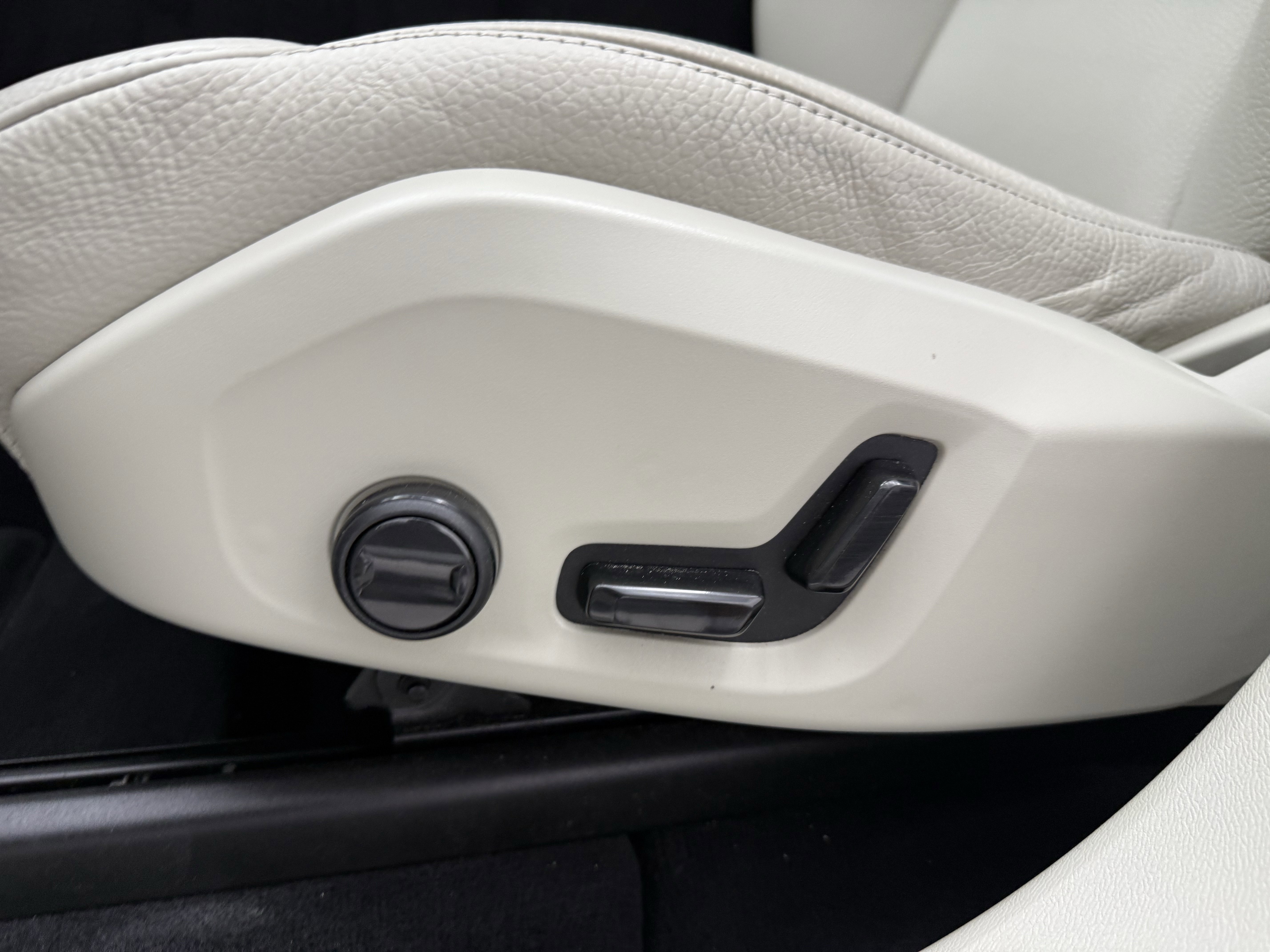 Certified 2023 Volvo XC60 B5 Plus w/ Climate Package image 27