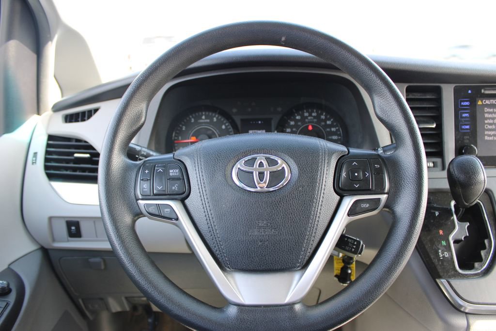 Used 2015 Toyota Sienna LE image 31