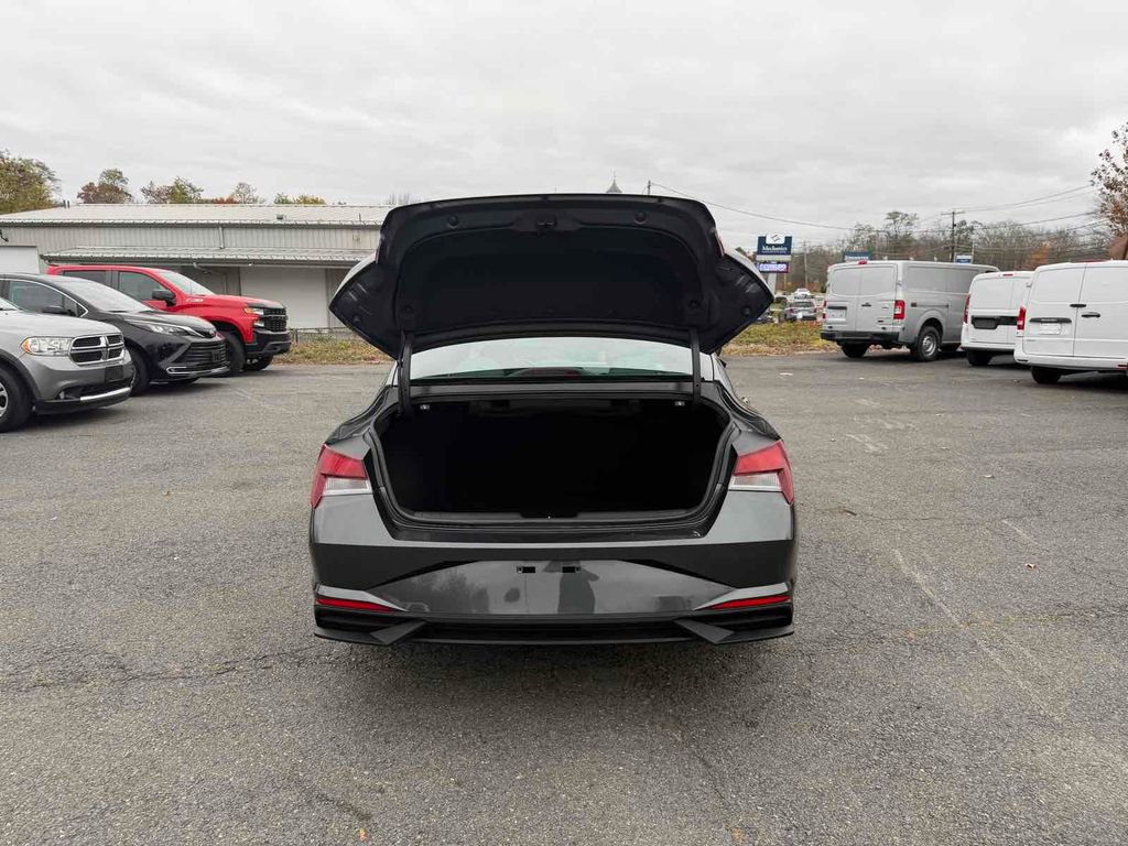 Used 2021 Hyundai Elantra SE image 29