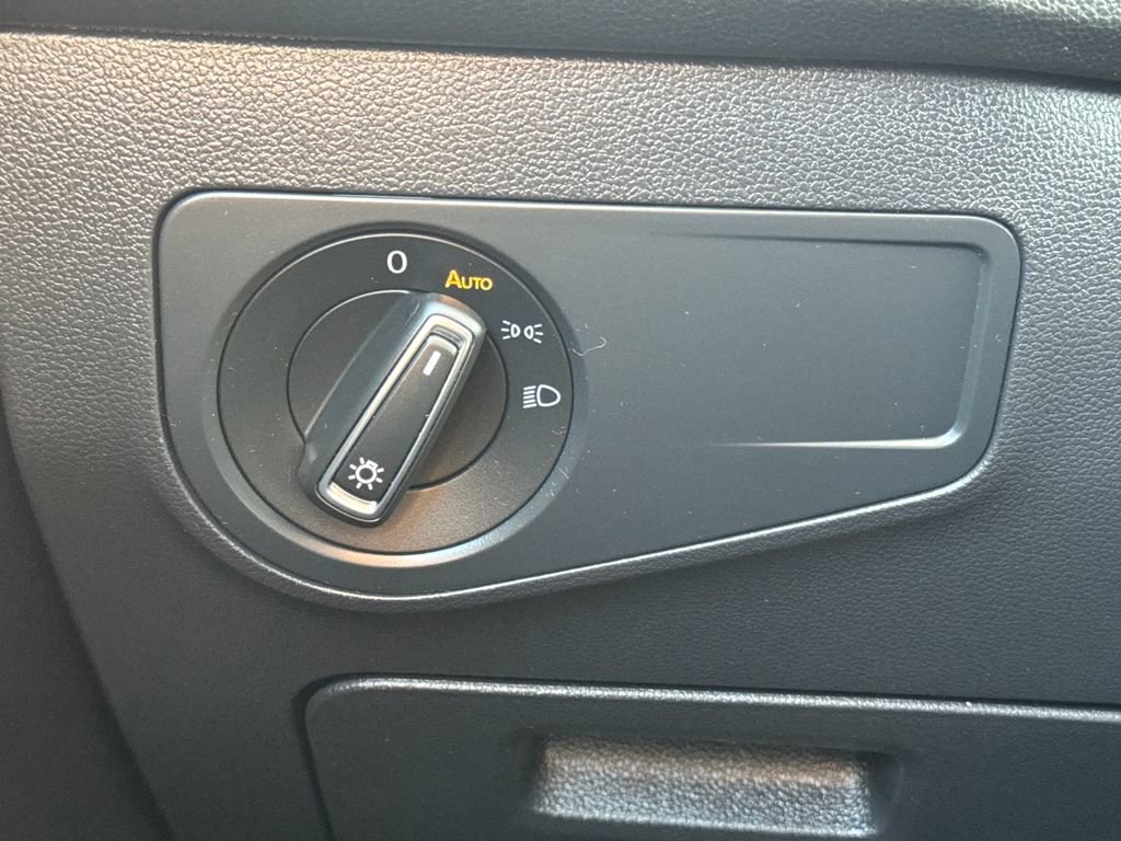 Used 2022 Volkswagen Tiguan SE w/ Panoramic Sunroof Package image 31