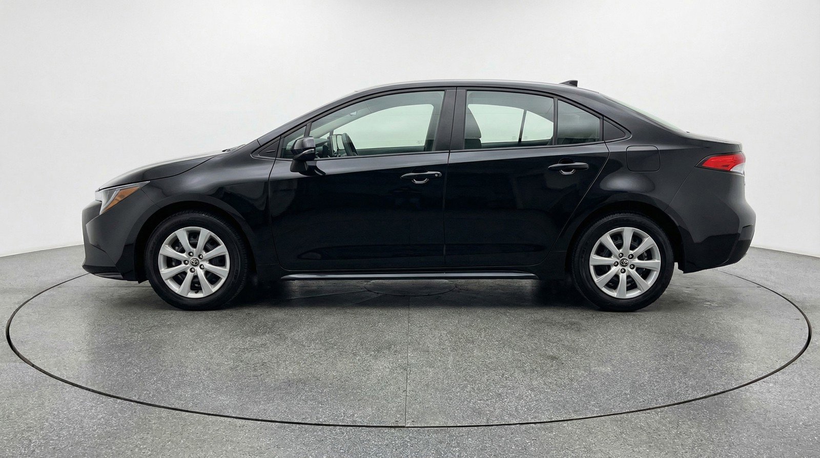Used 2025 Toyota Corolla LE FWD image 5