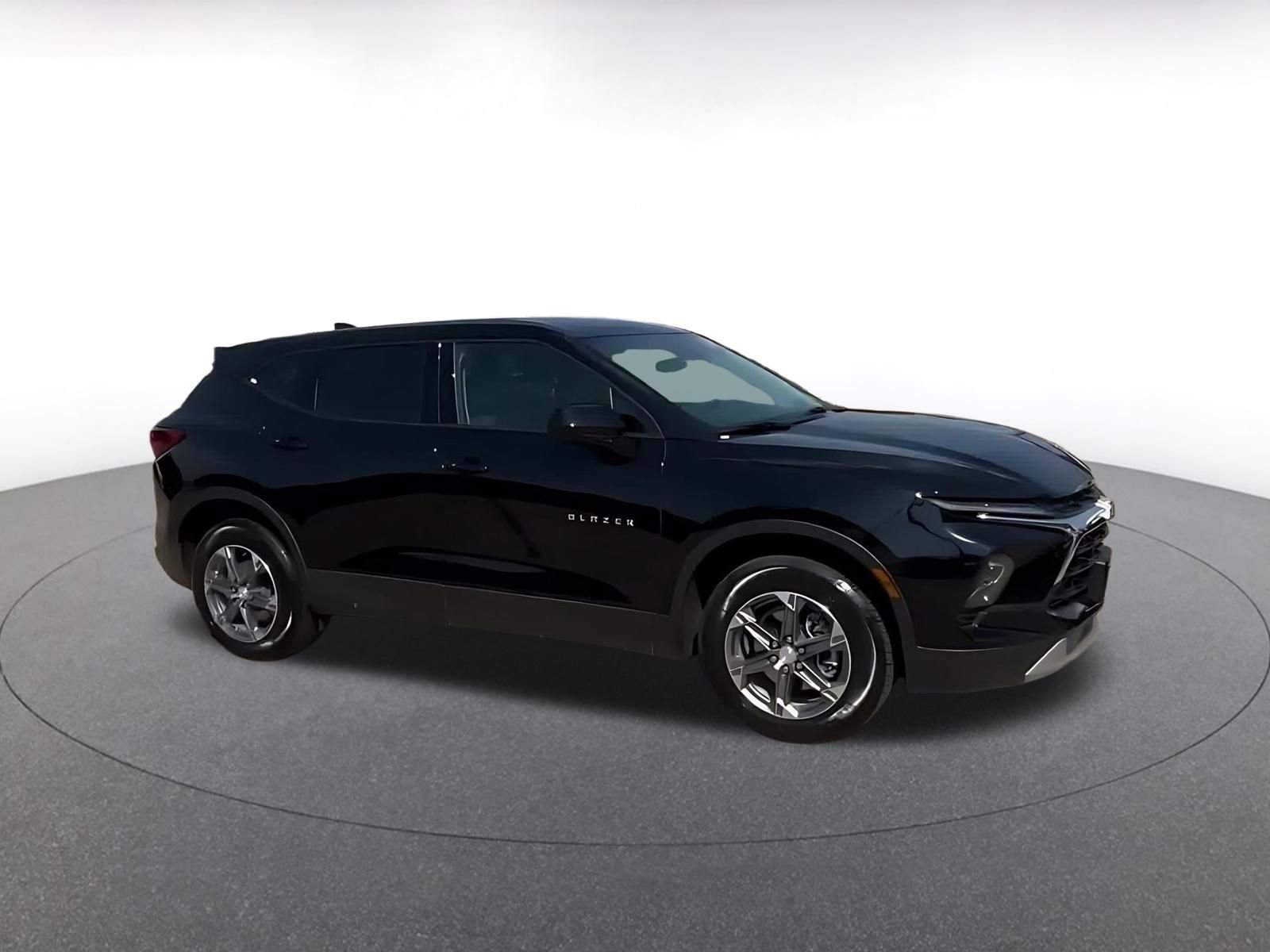 Used 2025 Chevrolet Blazer LT FWD image 2