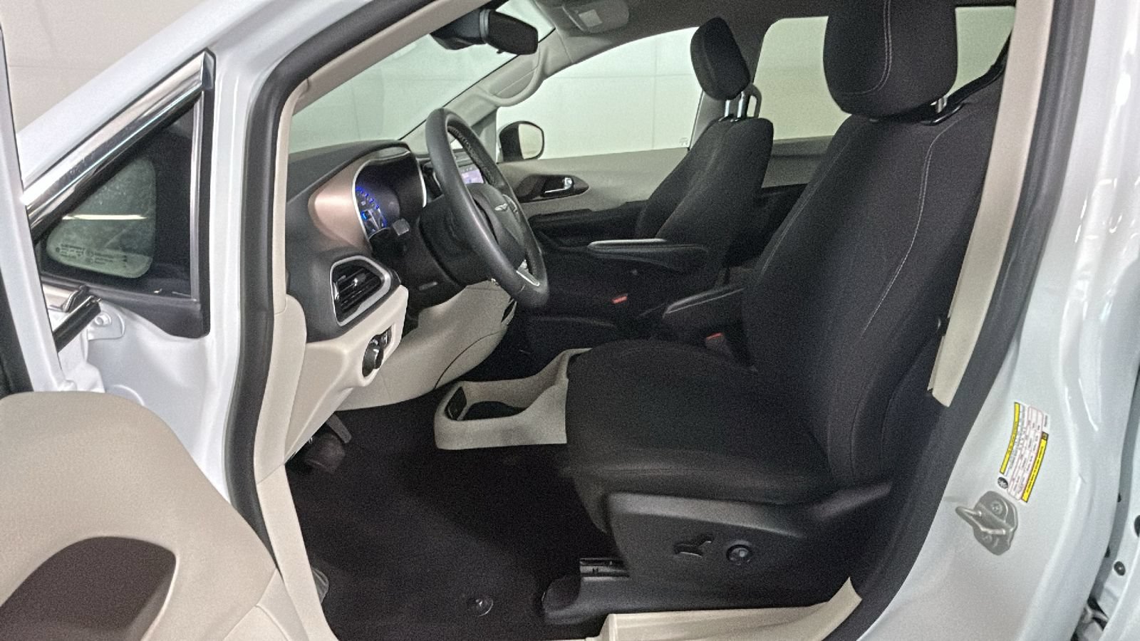 Used 2023 Chrysler Voyager LX FWD image 12