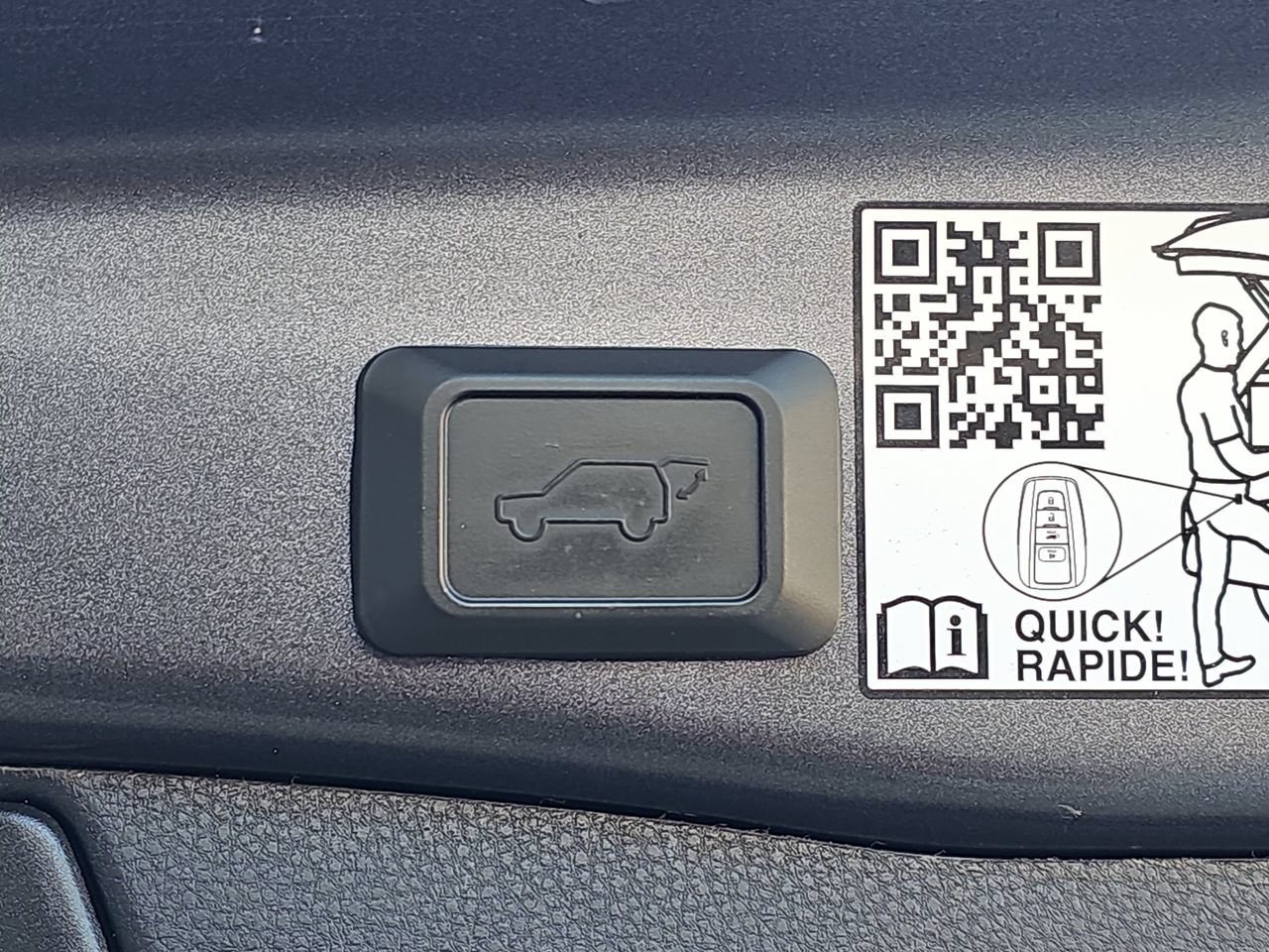 Used 2022 Toyota RAV4 Limited AWD/4WD image 16