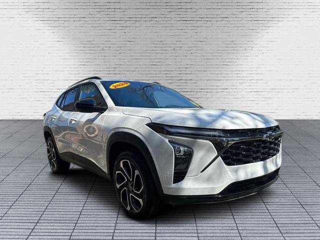 New 2025 Chevrolet Trax RS w/ Sunroof Package image 2