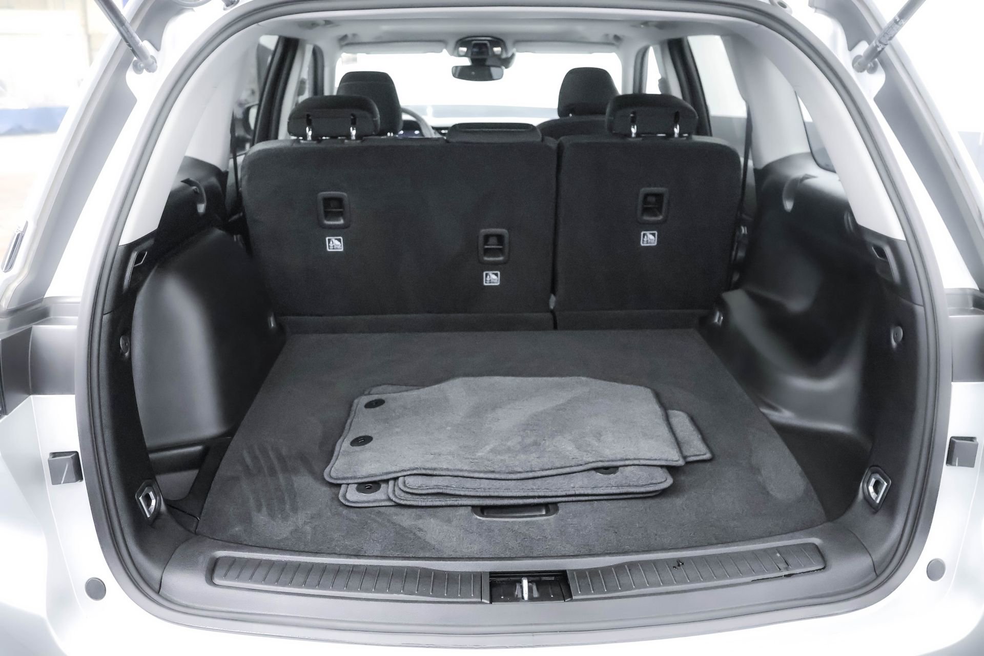 Used 2023 Jeep Grand Cherokee Laredo X image 28