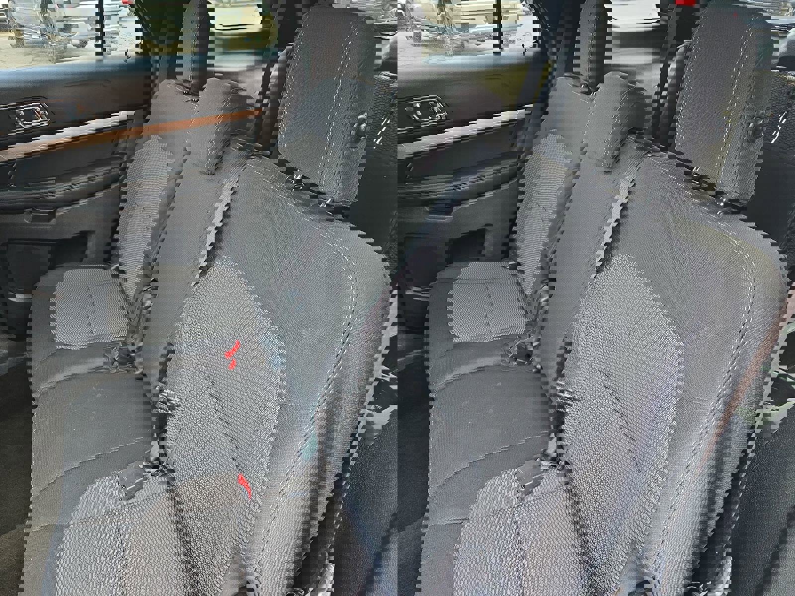 Used 2018 Ford Explorer XLT image 34