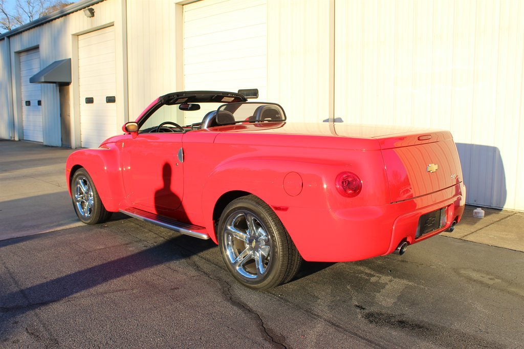 Used 2004 Chevrolet SSR w/ Preferred Equipment Group RWD image 18