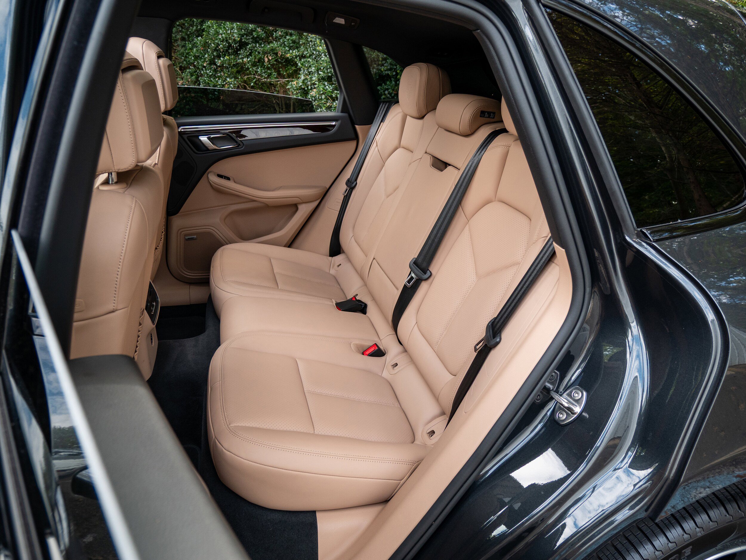 Certified 2025 Porsche Macan AWD/4WD image 34