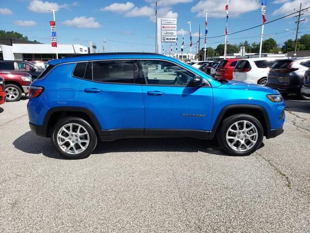 Used 2023 Jeep Compass Latitude AWD/4WD image 2