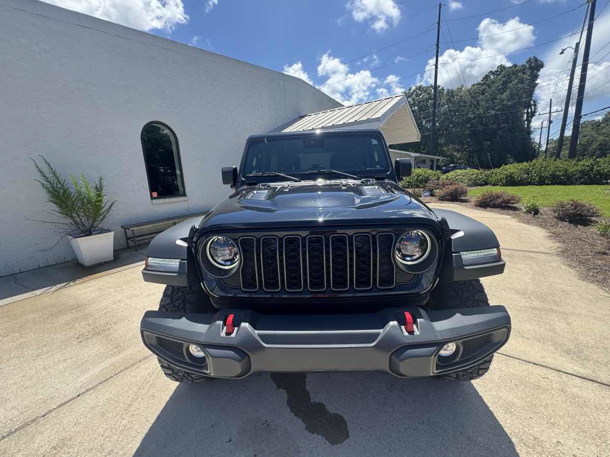 Used 2025 Jeep Wrangler Unlimited Rubicon w/ Convenience Group AWD/4WD image 3