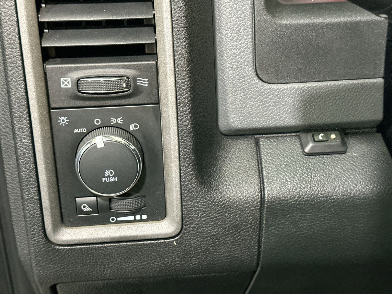 Used 2015 RAM 1500 Express image 17