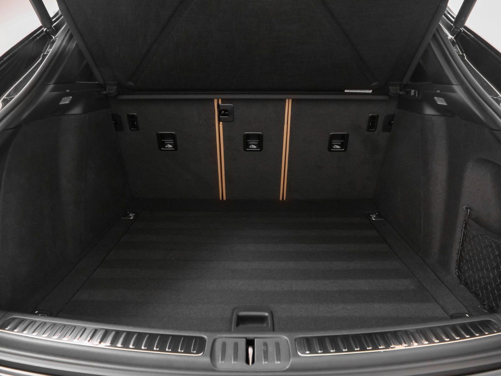 Certified 2025 Porsche Macan image 16