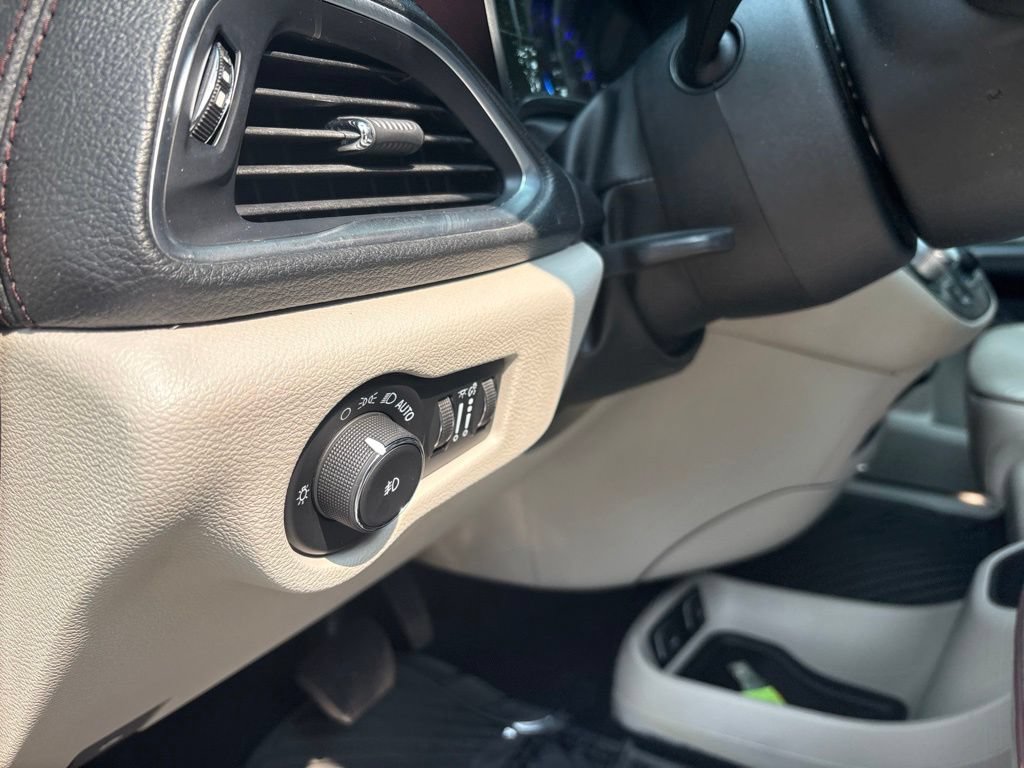 Used 2020 Chrysler Pacifica Limited FWD image 17