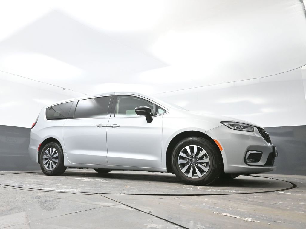 Used 2024 Chrysler Pacifica Select image 51