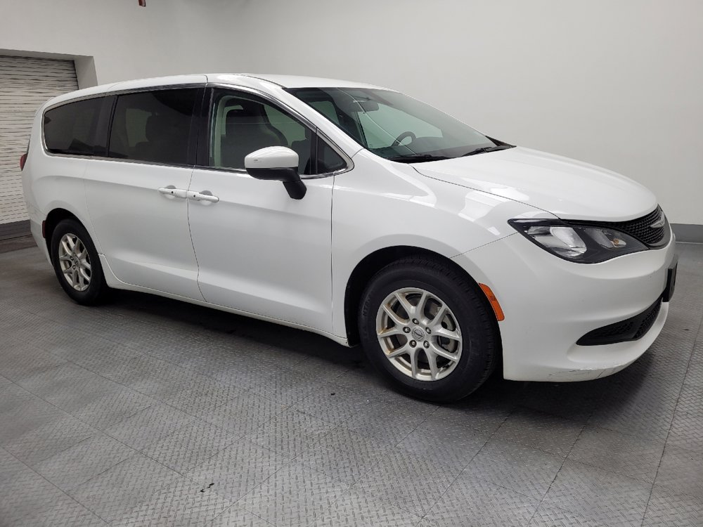 Used 2022 Chrysler Voyager LX image 11