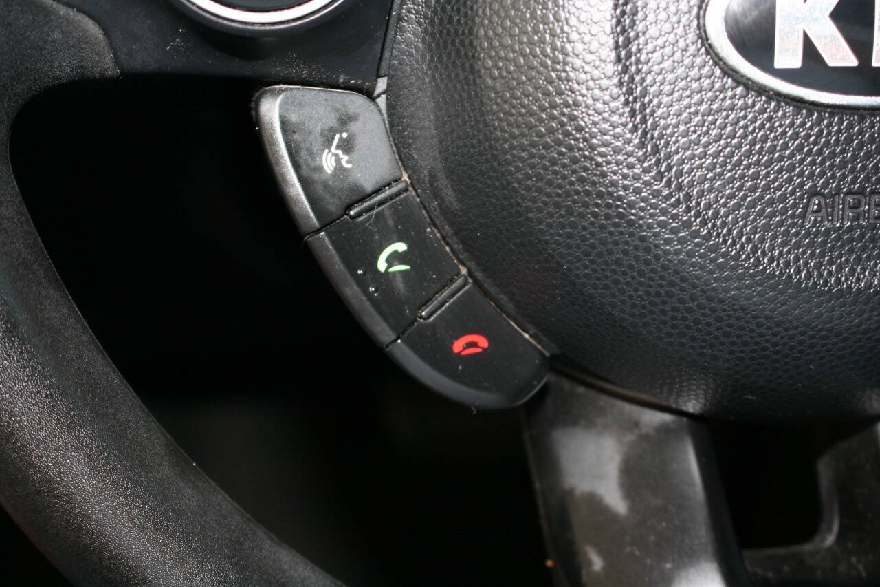Used 2016 Kia Soul + FWD image 17