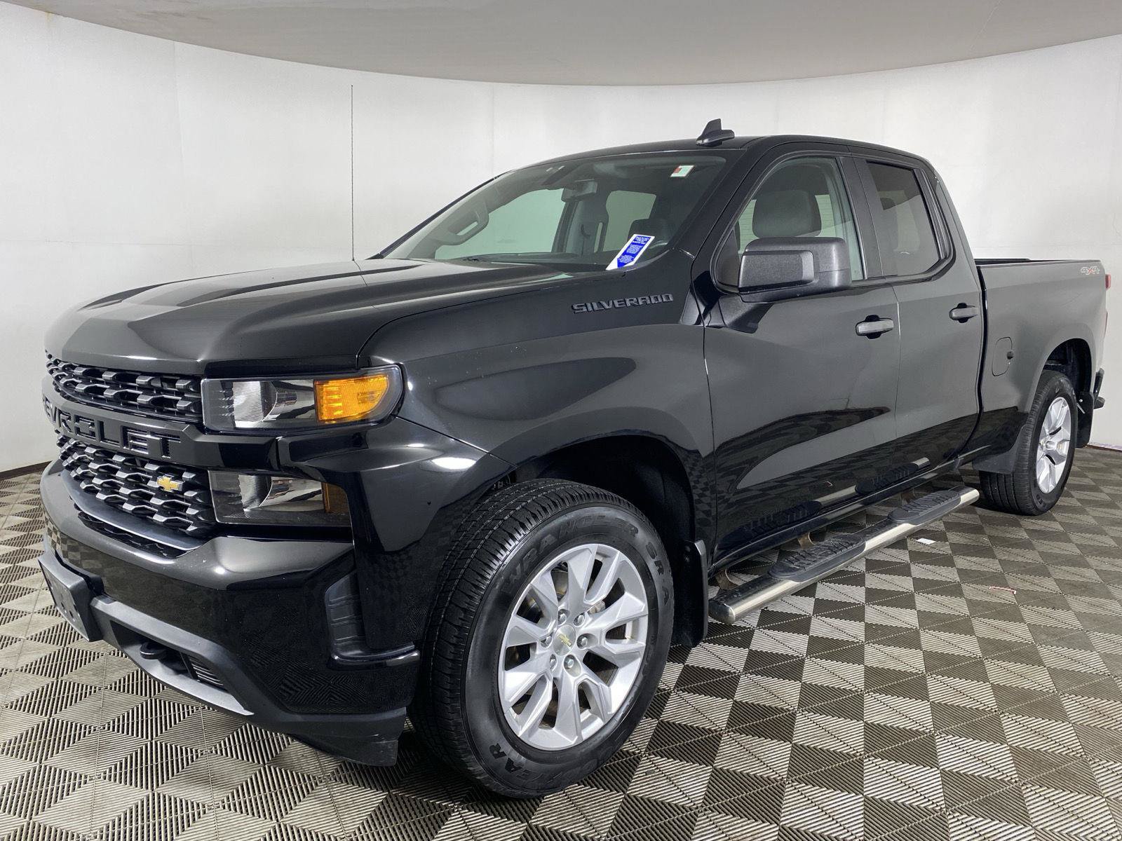 Used 2019 Chevrolet Silverado 1500 Custom w/ Custom Value Package AWD/4WD image 3