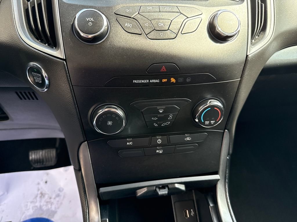 Used 2019 Ford Edge SE image 3