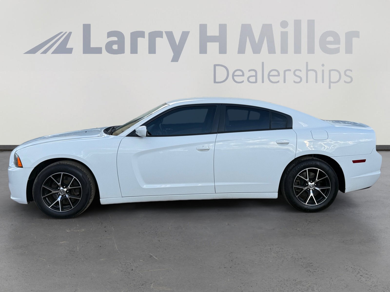 Used 2014 Dodge Charger SE image 2