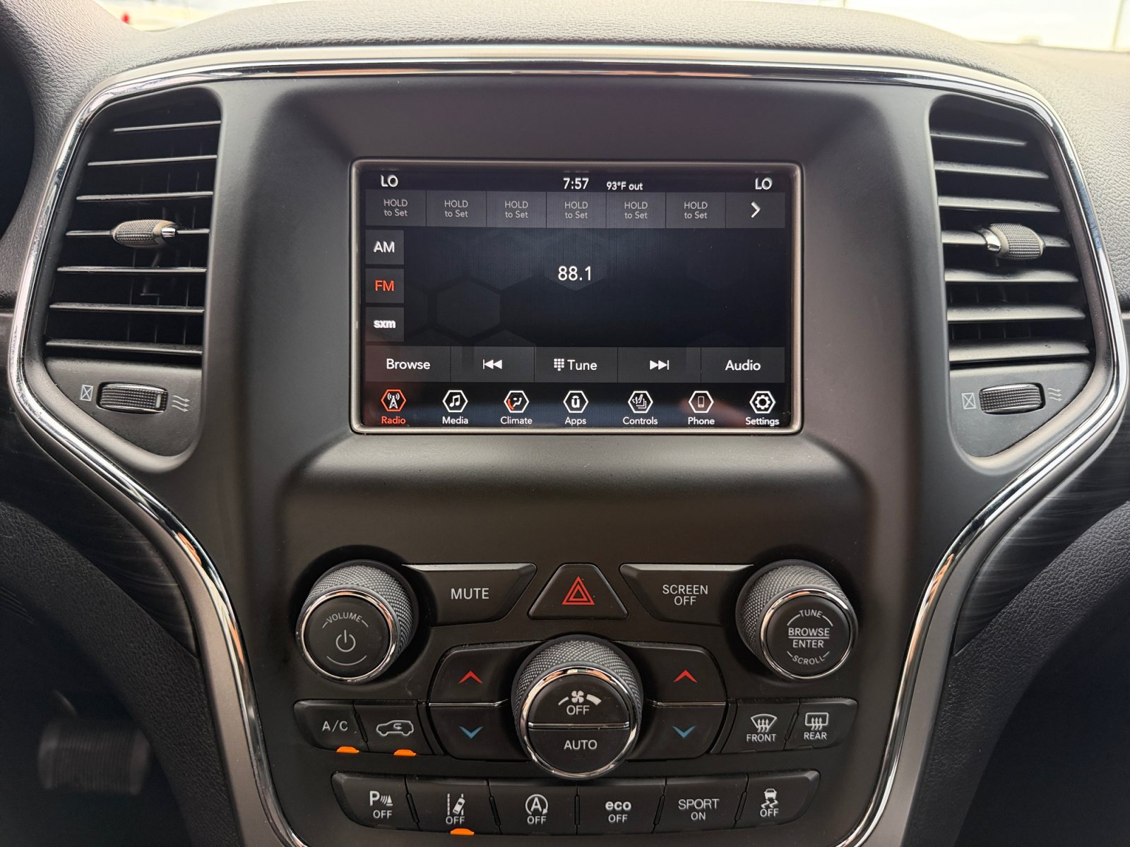 Used 2021 Jeep Grand Cherokee Laredo w/ Security & Convenience Group AWD/4WD image 12