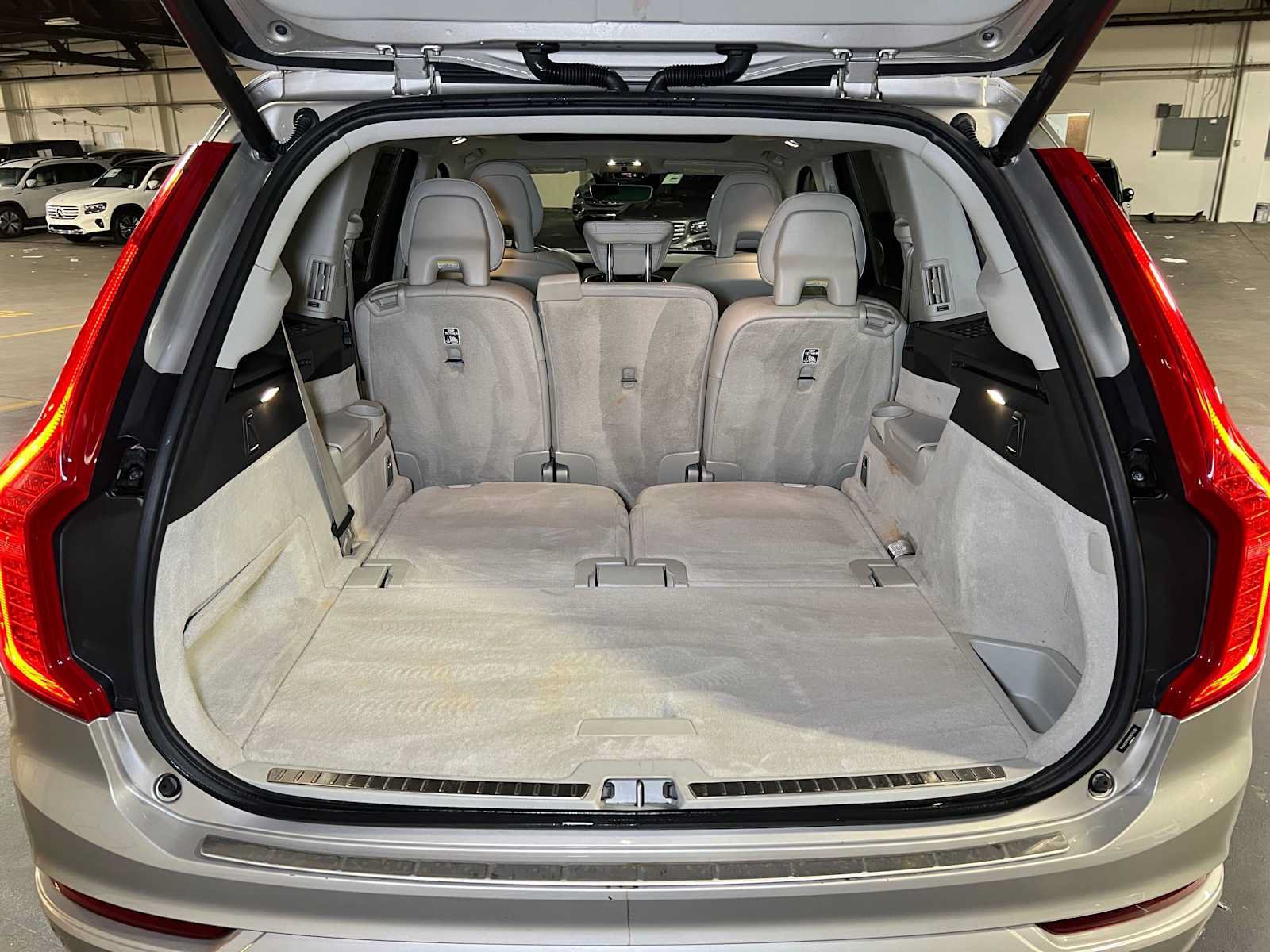 Used 2016 Volvo XC90 T6 Momentum w/ Momentum Plus Package AWD/4WD image 17