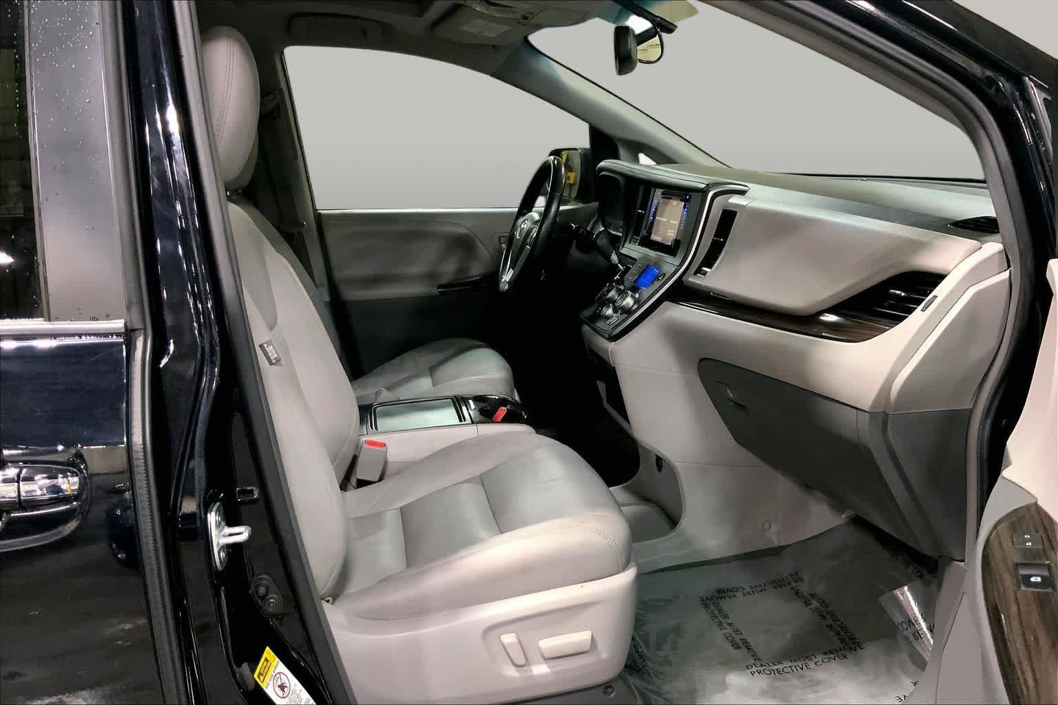 Used 2017 Toyota Sienna XLE FWD image 9
