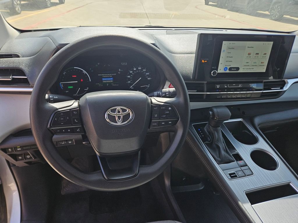 Used 2025 Toyota Sienna LE image 16