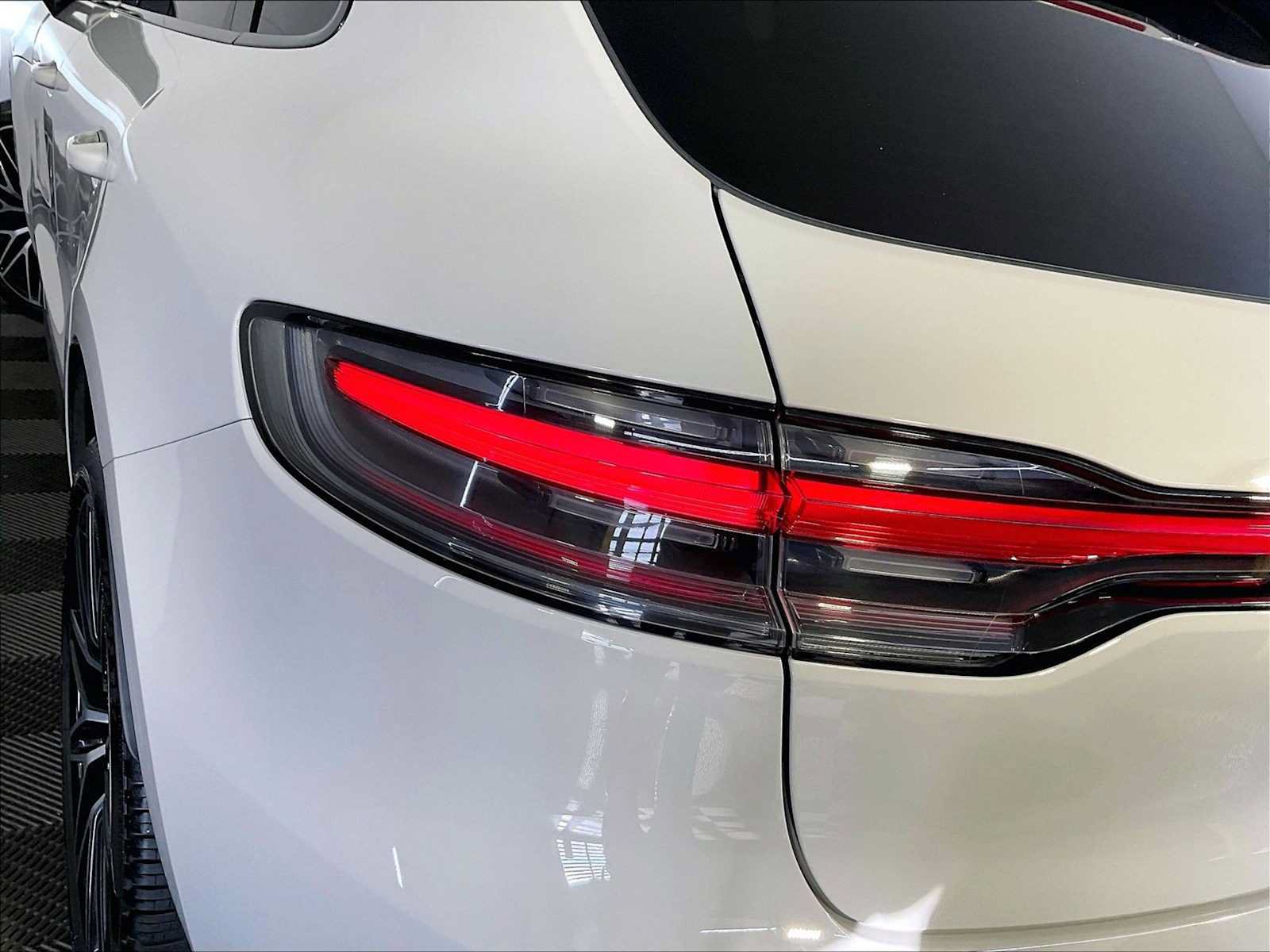 Certified 2024 Porsche Macan S AWD/4WD image 30