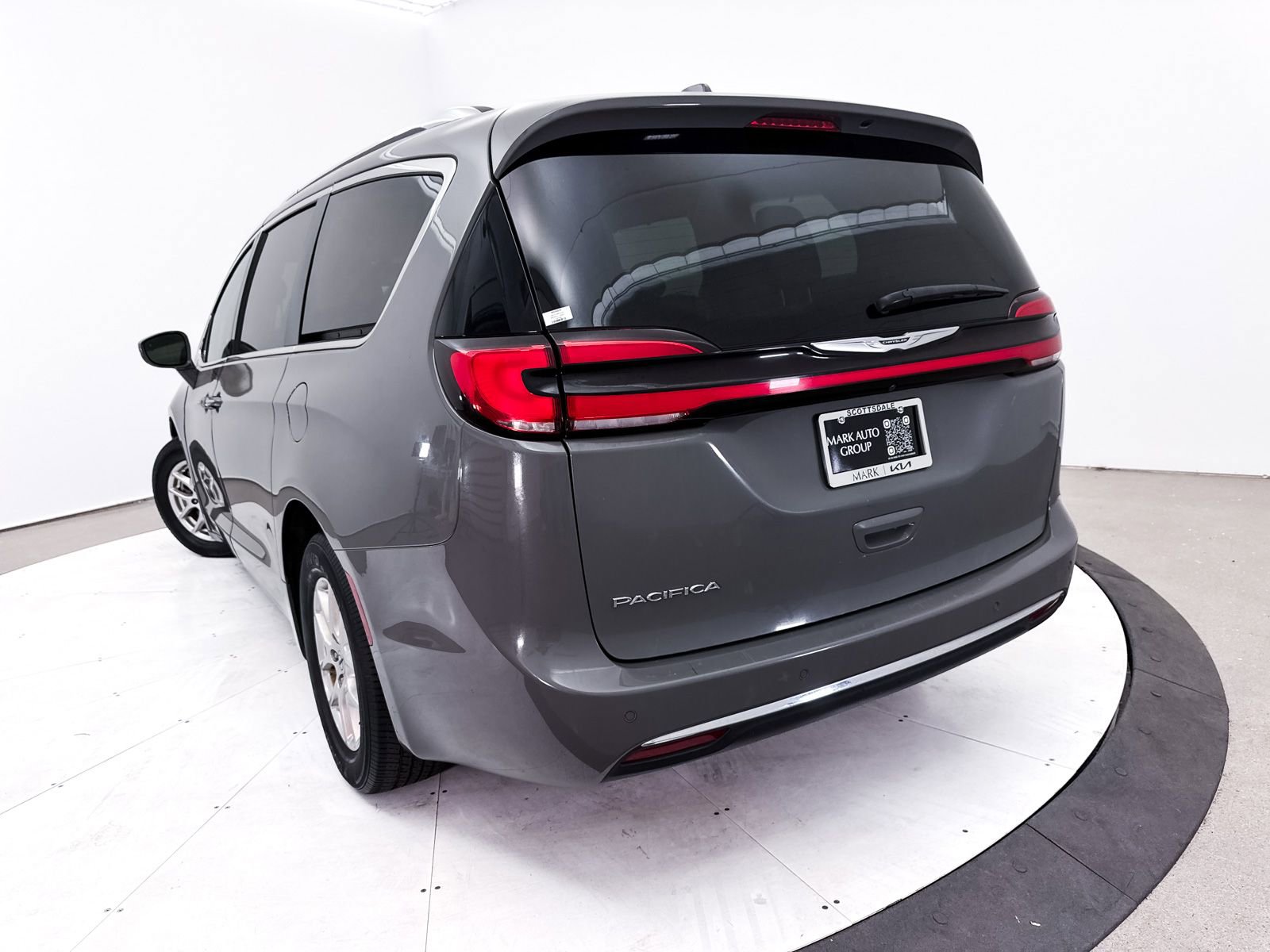 Used 2021 Chrysler Pacifica Touring-L FWD image 6