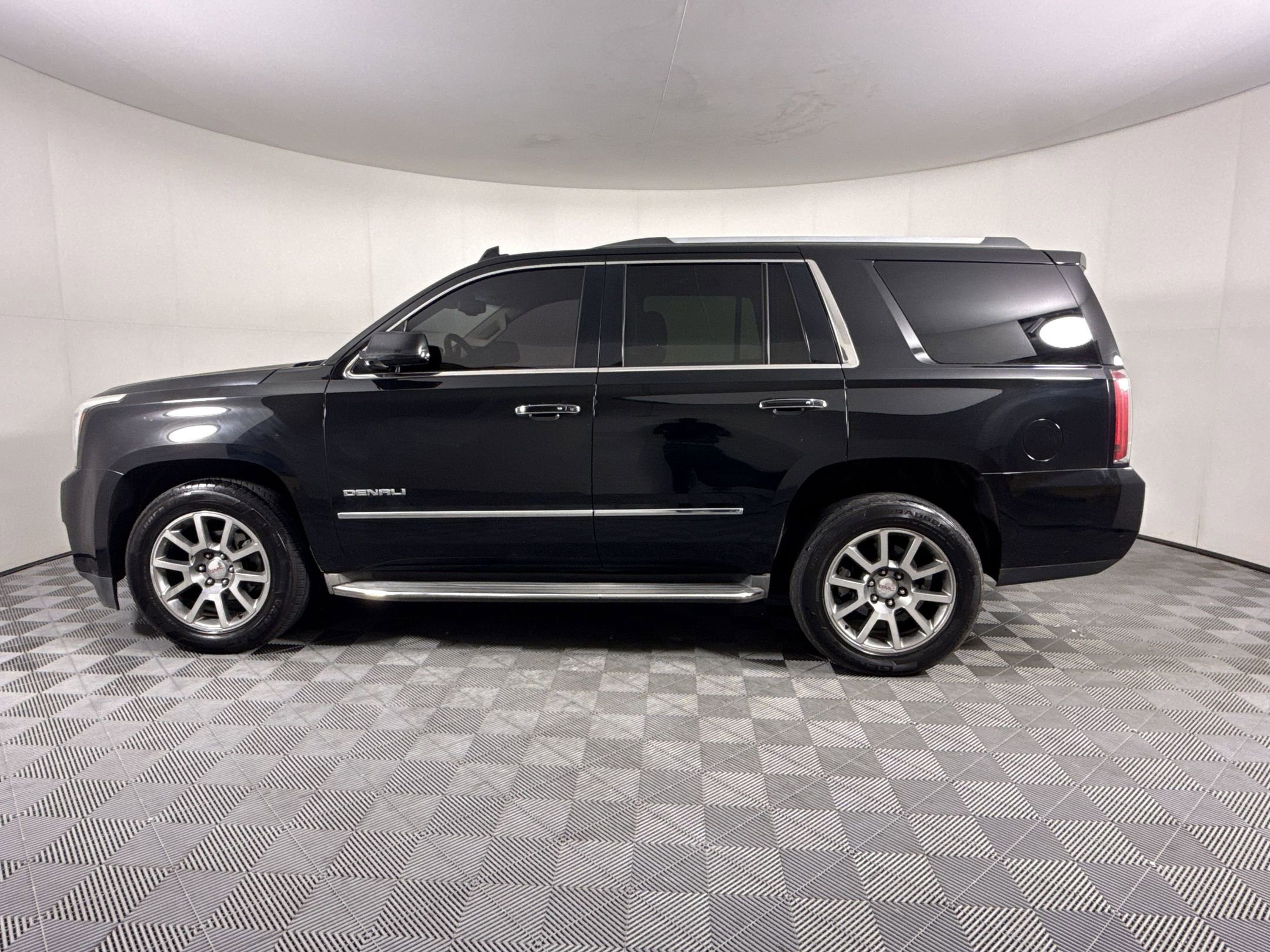 Used 2015 GMC Yukon Denali w/ Open Road Package RWD image 2