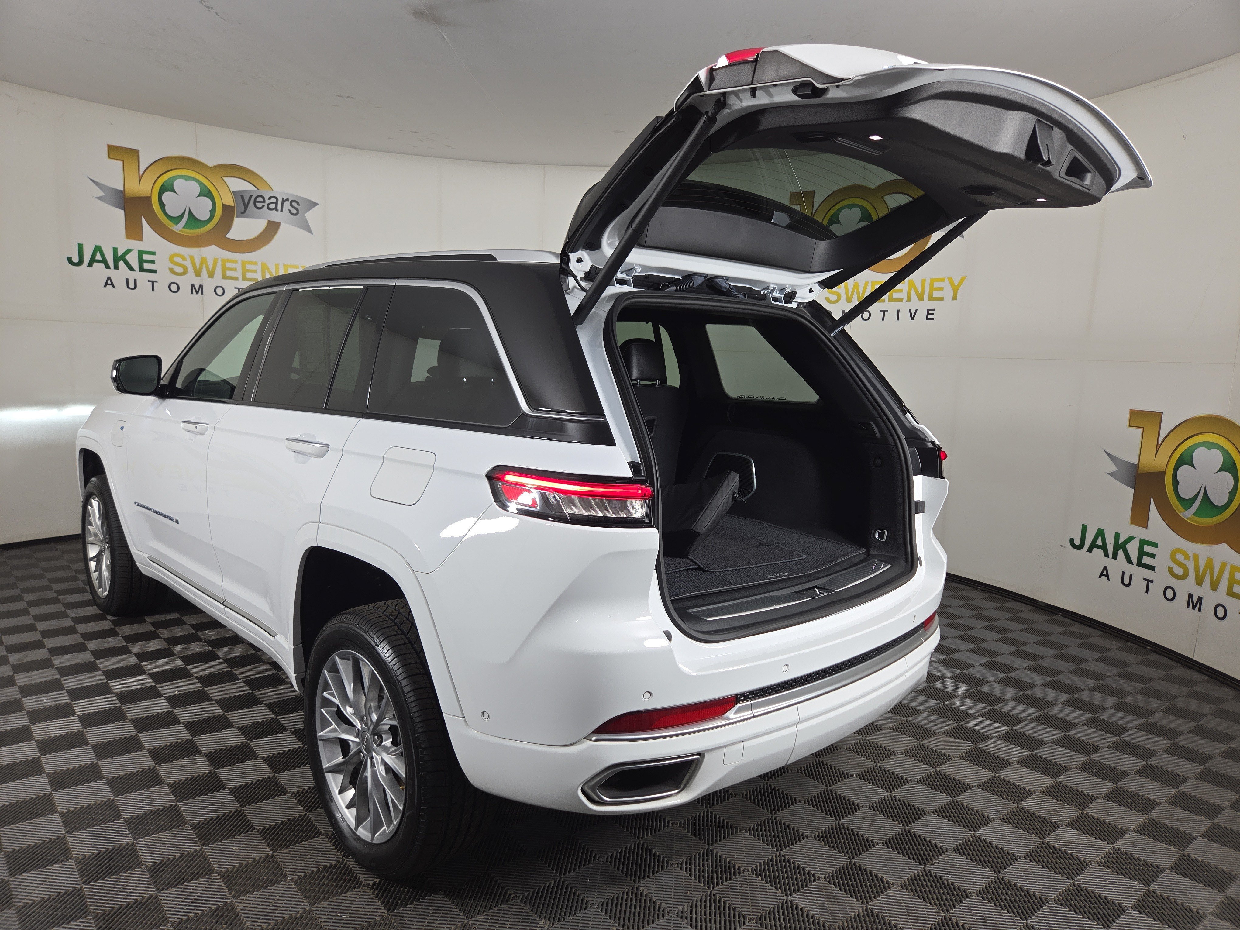 Used 2023 Jeep Grand Cherokee Summit w/ Luxury Tech Group V AWD/4WD image 35