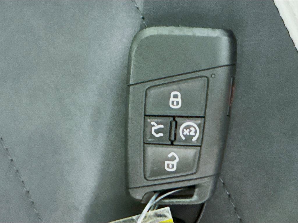 Used 2025 Volkswagen Taos SE image 37